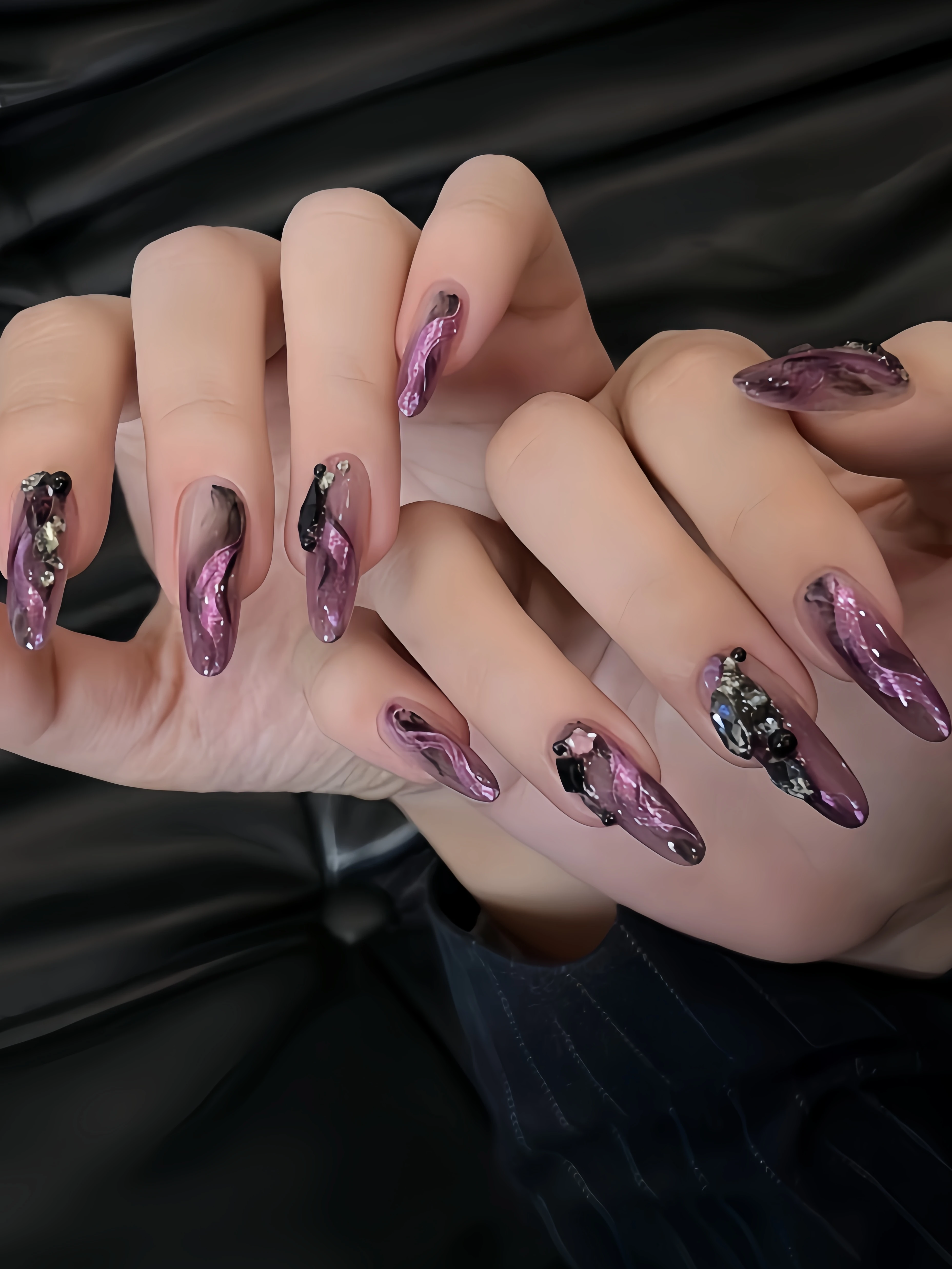 10 Pieces of Long Waterdrop-Shaped Wearable Nails, Black Base with Cat Eye Silver Glitter, Black and Purple Gold Rhinestone Embellishments, Light Luxury and Simple Style Nail Stickers