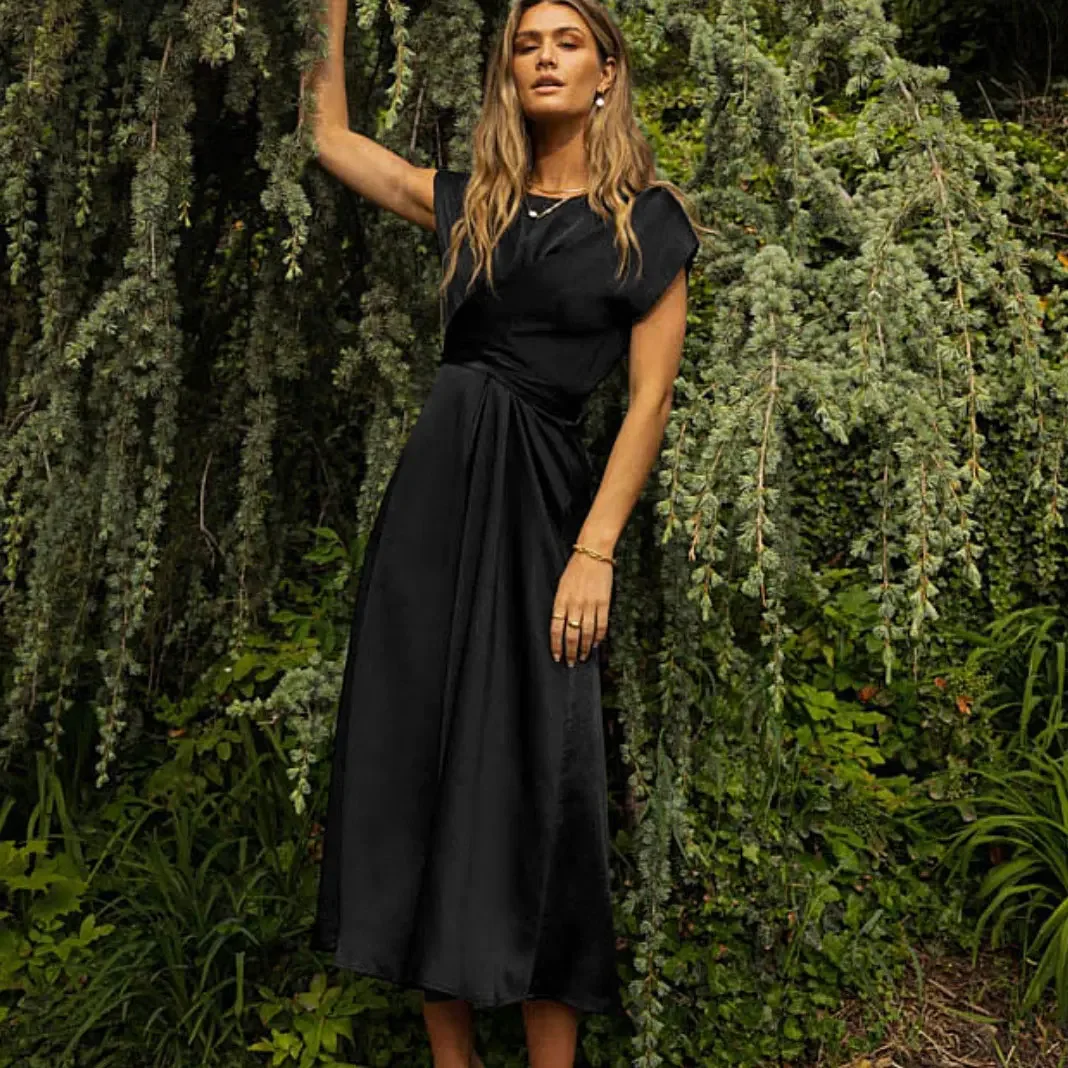 ชุดเดรสลําลองซาตินลูกเรือคอแขนกุดฤดูร้อนผู้หญิง Ruched เอว Tie Silky Temperament Slim ชุดราตรีหรูหรา