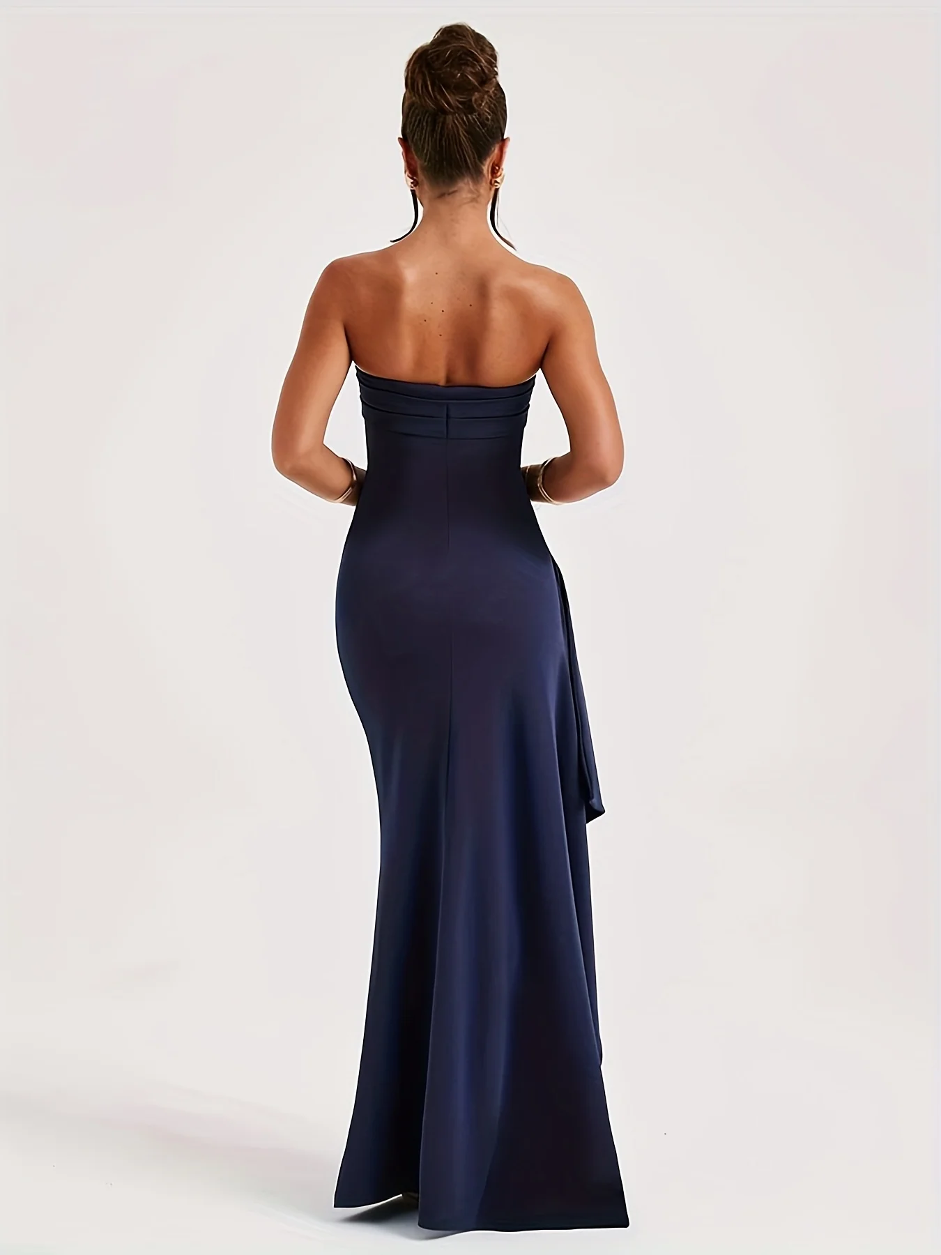 Damska sukienka bez ramiączek z rozcięciem na jedno ramię, elegancka i modna na formalne bankiety, również odpowiednia na codzienne wypadki