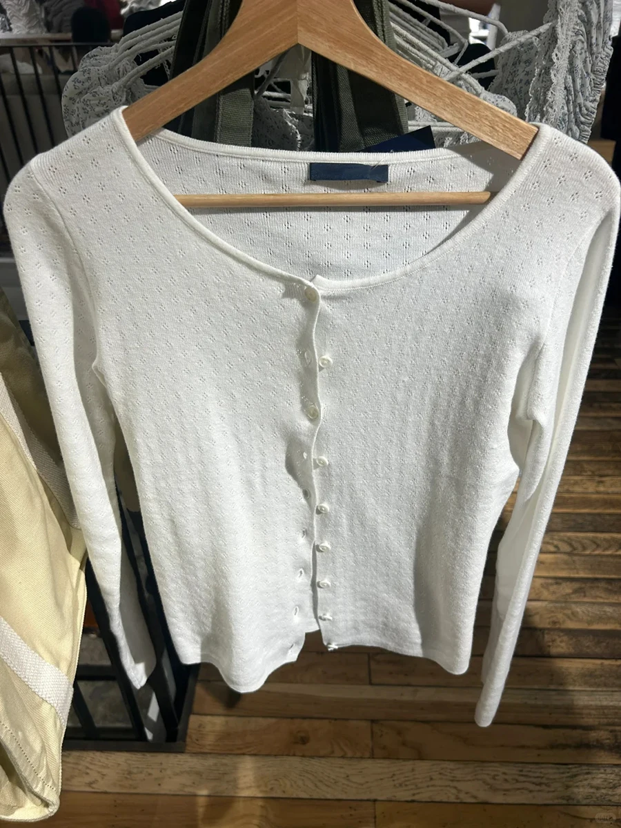 เสื้อคาร์ดิแกนถักตาข่ายสีขาวสำหรับผู้หญิง ฤดูใบไม้ร่วง คอวี ติดกระดุมแถวเดียว ผ้าฝ้ายถัก สไตล์หวาน เรียบง่าย สไตล์พรีปปี้ เสื้อสเวตเตอร์ Y2k