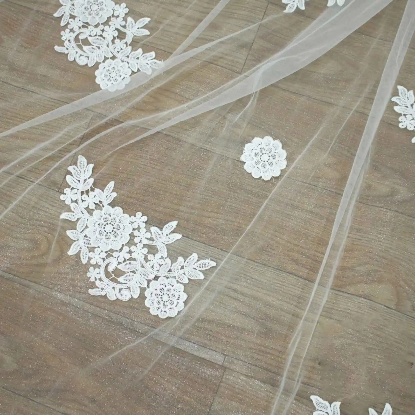 Graceful Customized Bridal Veils Two Layer Long Cathedral Length Wedding Veils Appliques Edge With Comb Marriage Accessories