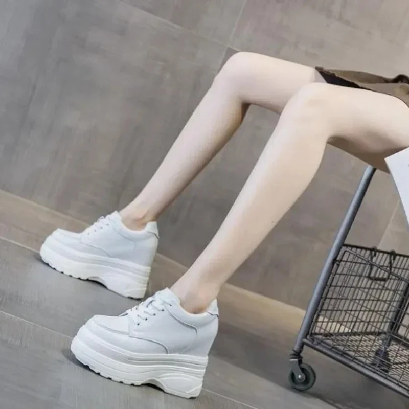 

Новые женские кроссовки из натуральной кожи, повседневные кроссовки на платформе, черная обувь на каблуке 11 см, осенние женские туфли на танкетке, увеличивающие рост