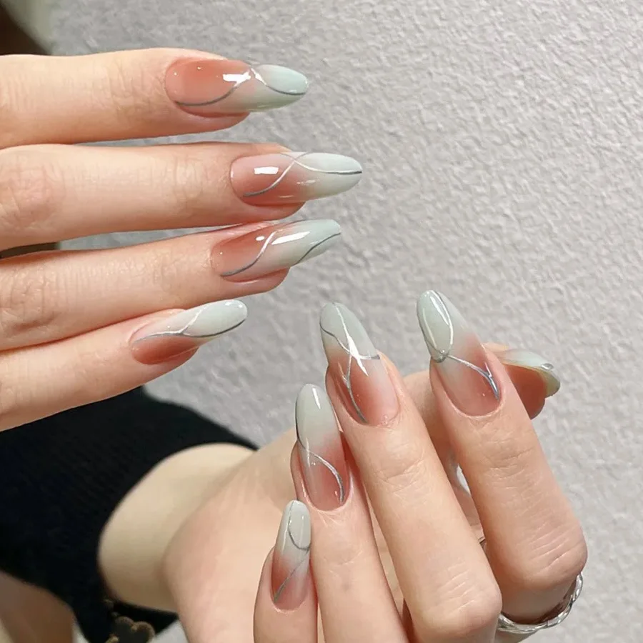 Mittellange künstliche Mandel-Nägel für Frauen und Mädchen, Farbverlauf in Pink, Nude, Grün mit goldenen und silbernen Streifen, vollflächige Press-On-Nägel, künstliche Nagelkunst.