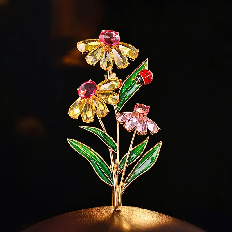 

Forest Style Daisies with Ladybug Drop Glaze Green Leaves Colorful Diamonds Elegant Versatile Accessories Pin Clothes Decoration