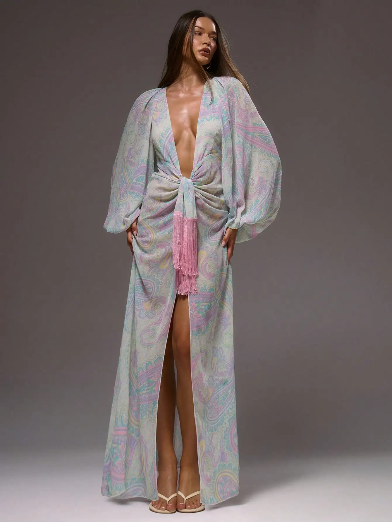 

Шифоновое макси-платье с принтом пейсли, завязками на талии и бахромой