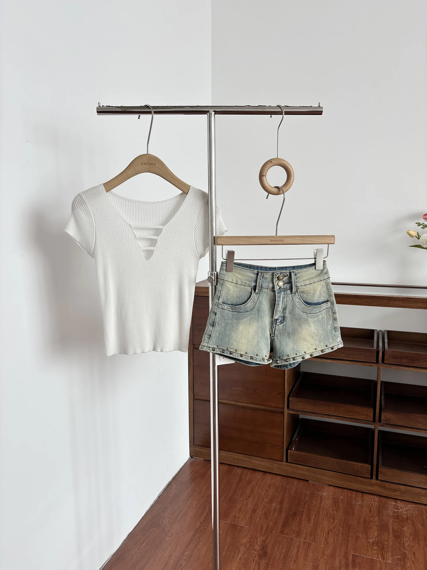 

Summer 2026 High Waist Slim Fit Denim Shorts for Women with Rivet Design Trendy Streetwear Versatile Hot Pants Ladies Jeans