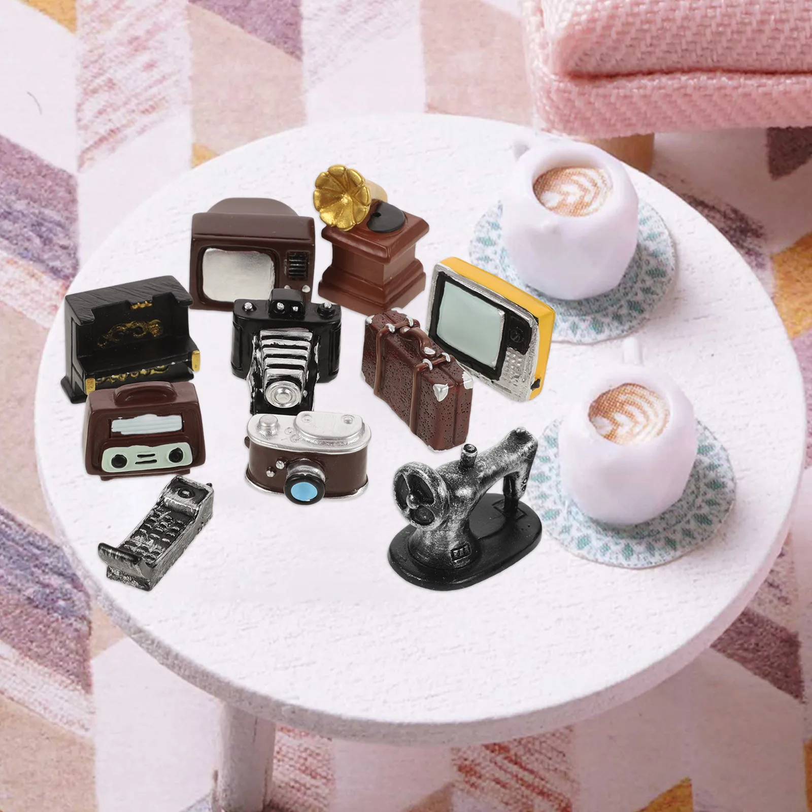 ชุดเฟอร์นิเจอร์ย้อนยุค 1 ชุด อุปกรณ์ตกแต่งขนาดเล็ก น่ารัก เครื่องใช้ไฟฟ้าขนาดจิ๋ว สำหรับตกแต่งบ้าน DIY ตกแต่งโต๊ะทำงาน ของขวัญสำหรับเด็กในโอกาสจบการศึกษา
