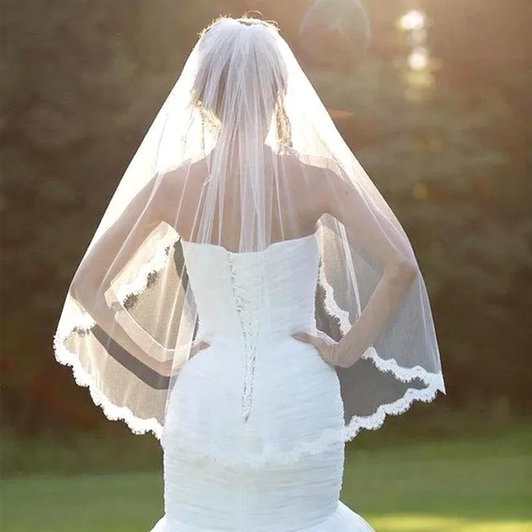 Elegant Short Wedding Veil with Lace Trim - Perfect for Brides Seeking a Classic and Romantic Look