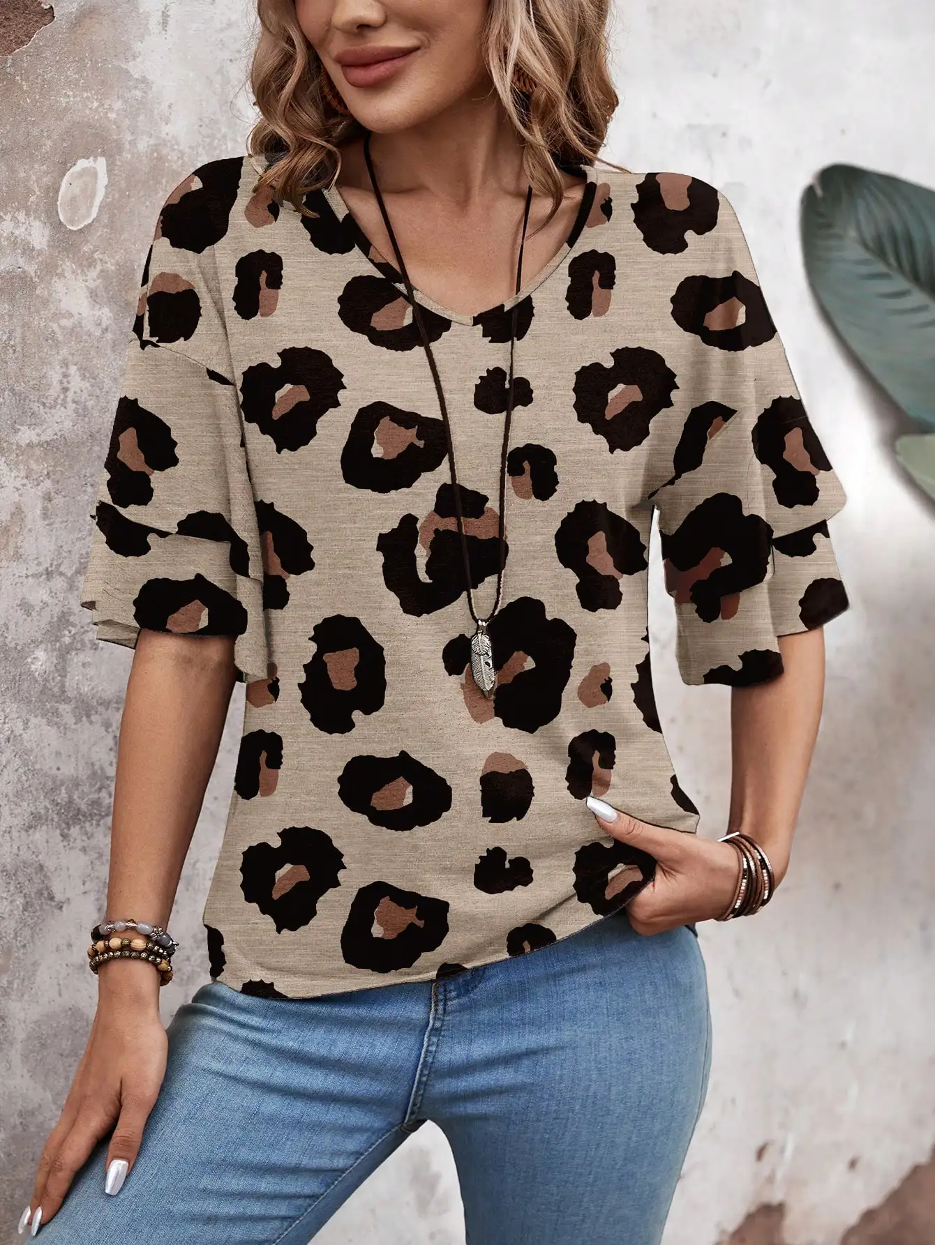 

Повседневная женская футболка с леопардовым принтом, свободного кроя, с V-образным вырезом, короткими рукавами и рюшами по низу