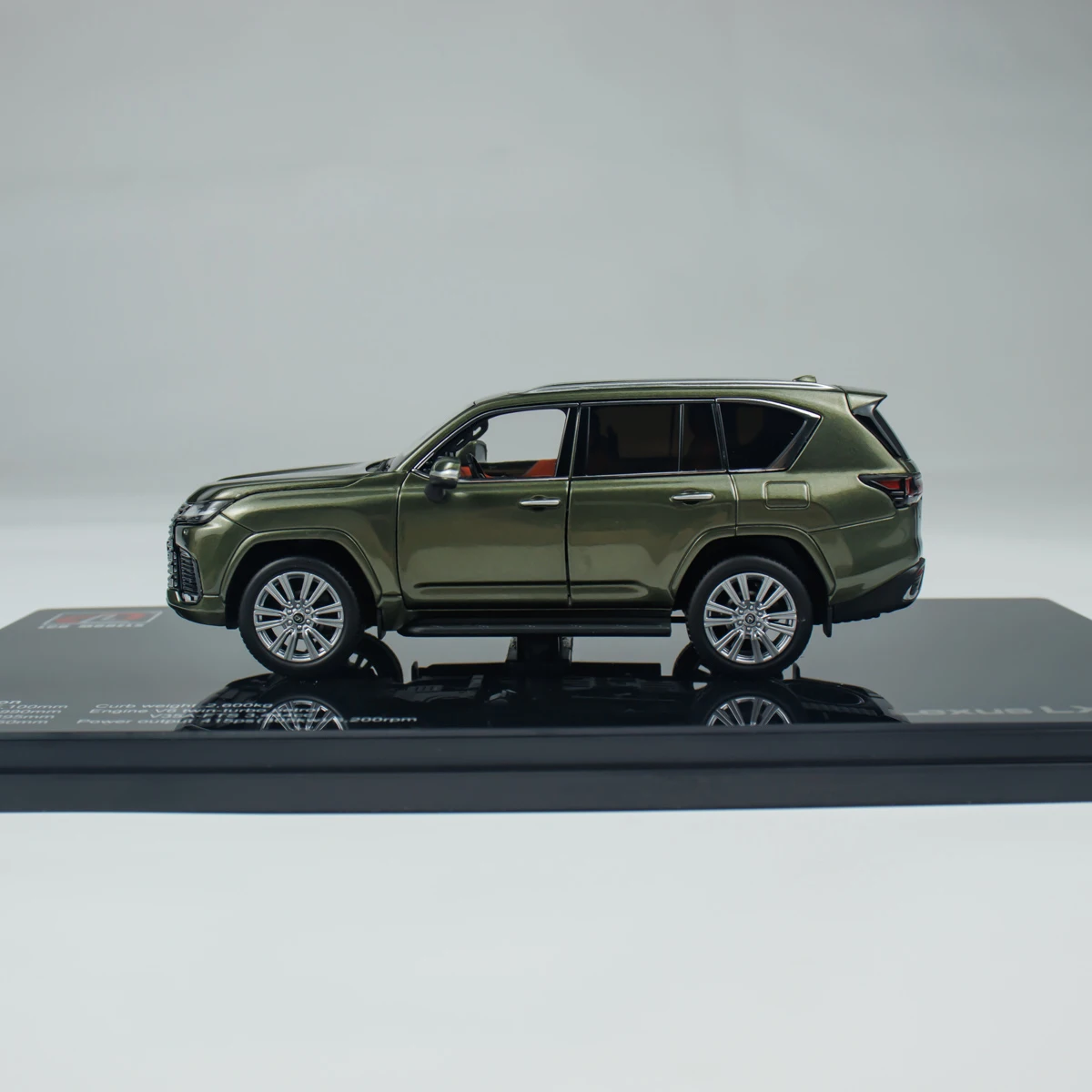 

LCD 1:43 LX600 Alloy Die Casting Collection of Car Model Ornaments