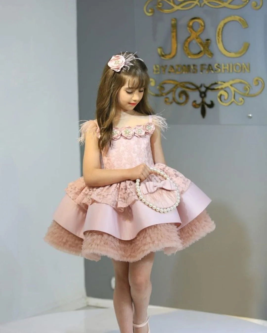 Maßgeschneidertes Ballkleid mit Spaghettiträgern und Stufenrock für Baby-Mädchen, Geburtstagsparty-Kleid mit Applikationen, Schleife und Blumenmädchen-Design, Überknie-Festkleid – Detail 7