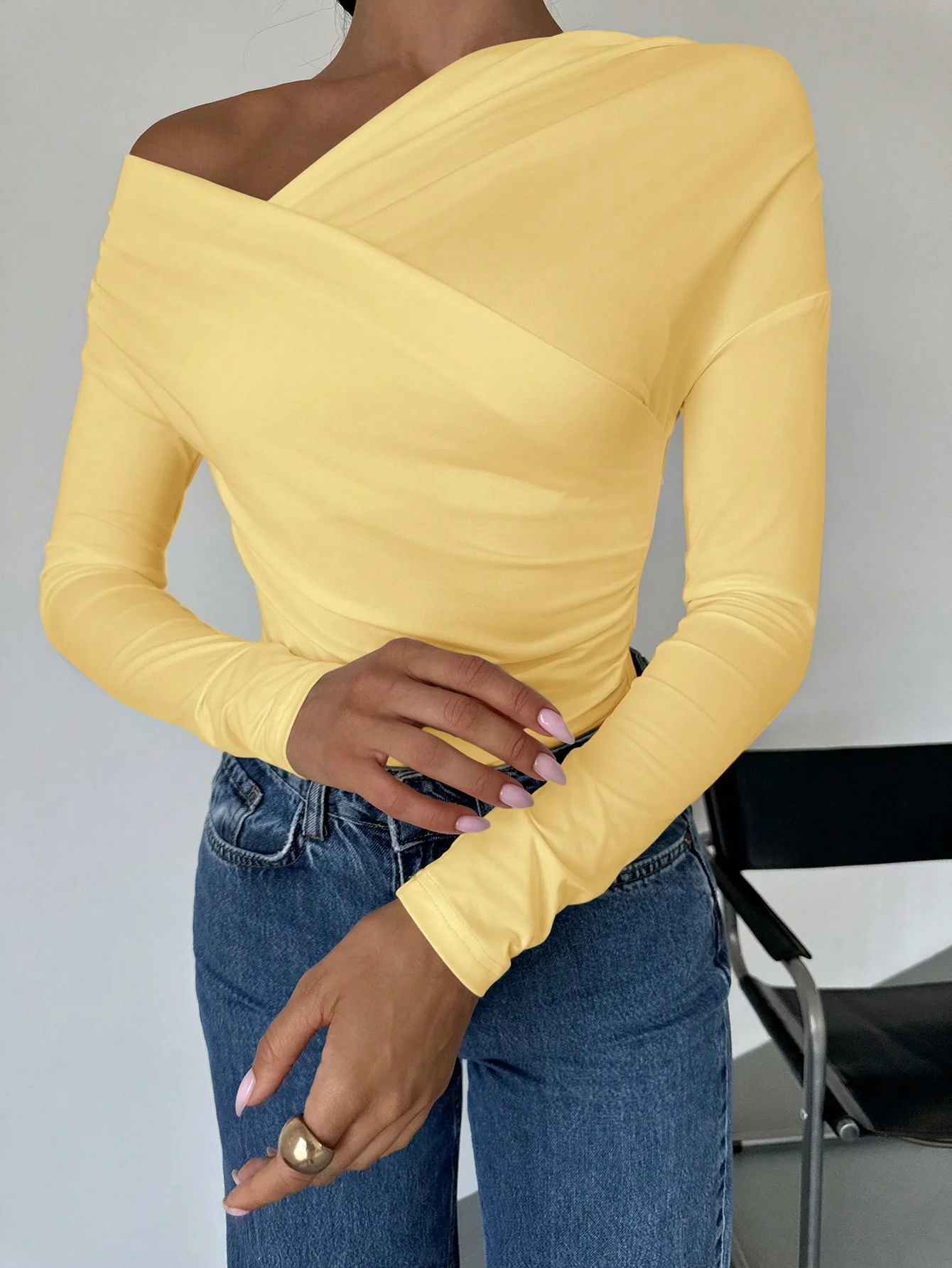 بلوزة نسائية ربيعية جديدة غير رسمية بلون سادة على طراز فتاة مثيرة مكشوفة الكتف وأكمام طويلة #4