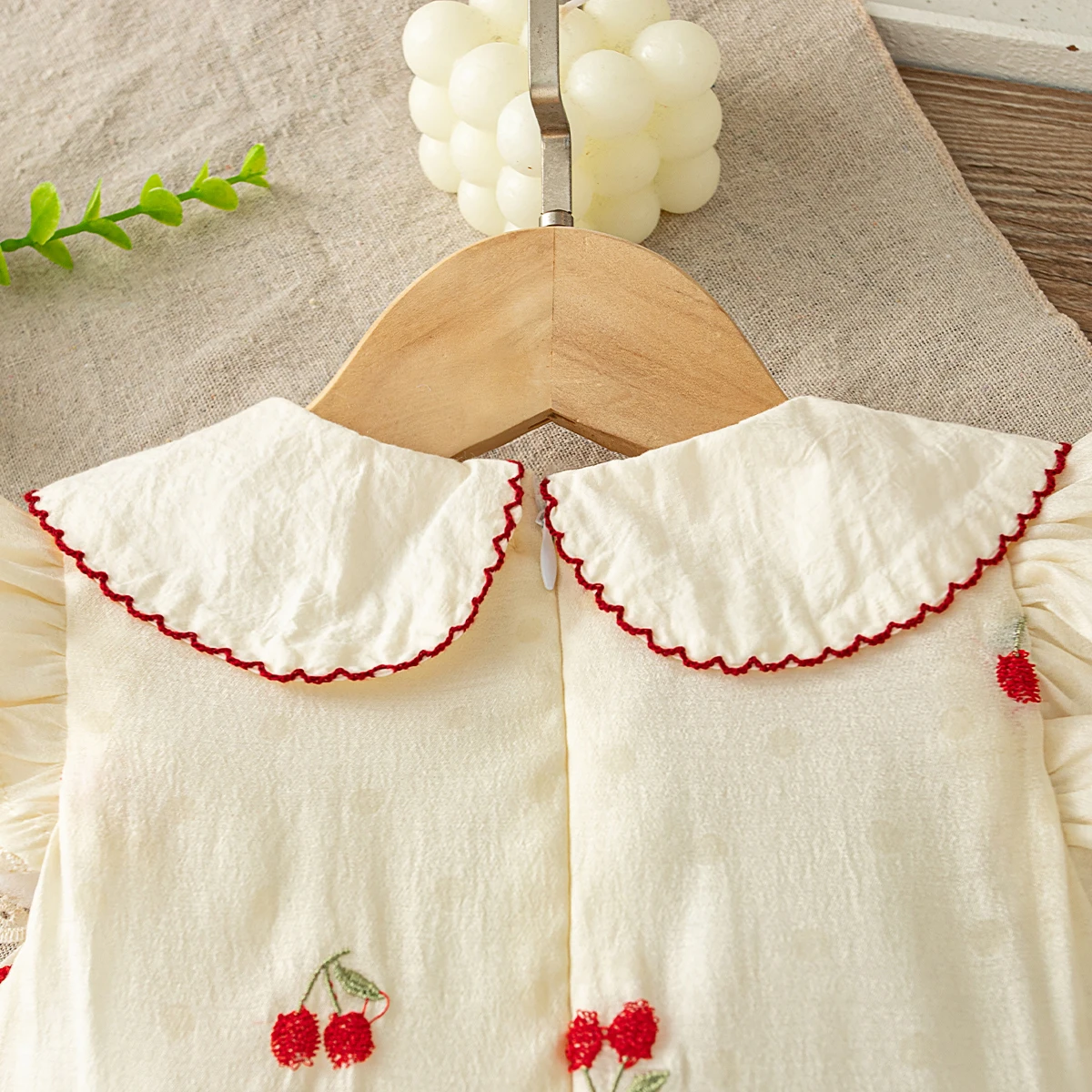Sommerliches Baumwollkleid für Babymädchen mit Kirschen, Koreanischer Stil, Niedliches Beige Kleid mit Puppenkragen und Erdbeermotiv für Kleinkinder – Detail 5