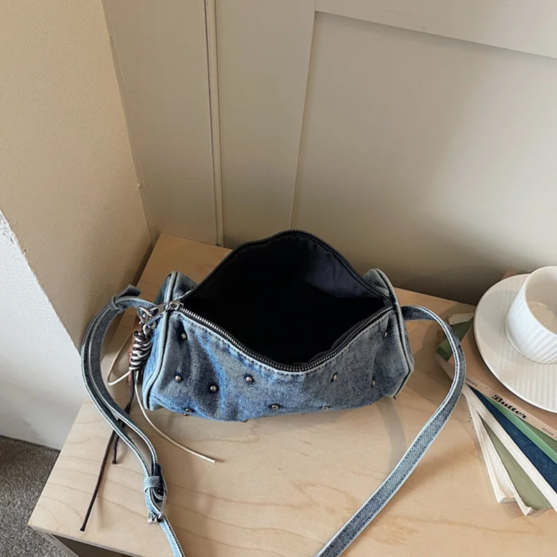 Gewaschene Denim-Umhängetasche mit Nieten und Taschenanhänger, Damen-Schultertasche mit Metallnieten, Lässige Vielseitige Handtasche, Pendler-Geldbörse – Detail 2