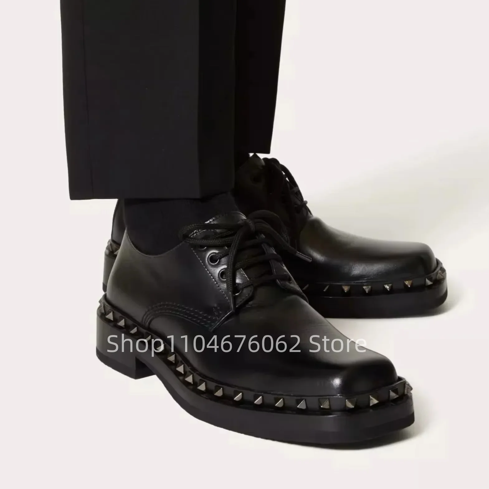 

Новые черные мужские кожаные туфли на низком каблуке с квадратным носком, простой дизайн, украшение с заклепками, офисные повседневные мужские модельные туфли большого размера
