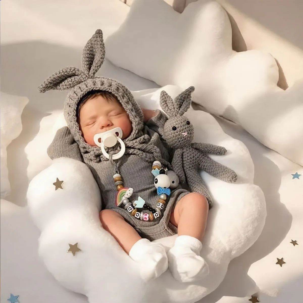 22 Zoll realistische Reborn-Babypuppe, schlafende Neugeborenenpuppe mit grauem Hasenoutfit, Schnuller & Beißkette, Reborn-Puppenspielzeug für Kinder