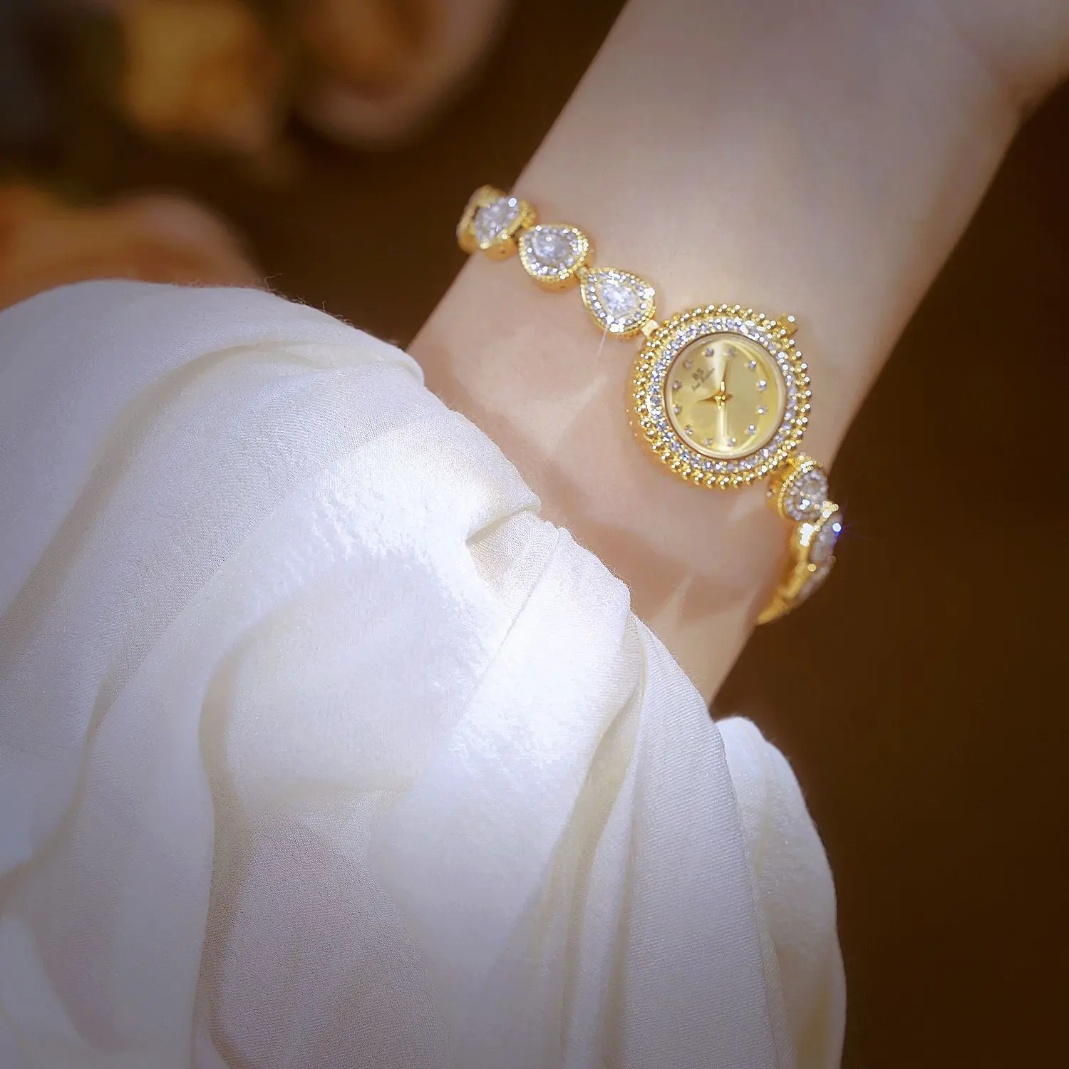 Luxury Diamond Women's Watch Retro Elegance High Quality Quartz Waterproof Hand Clock 2025 New Style Gold Bracelet Watches