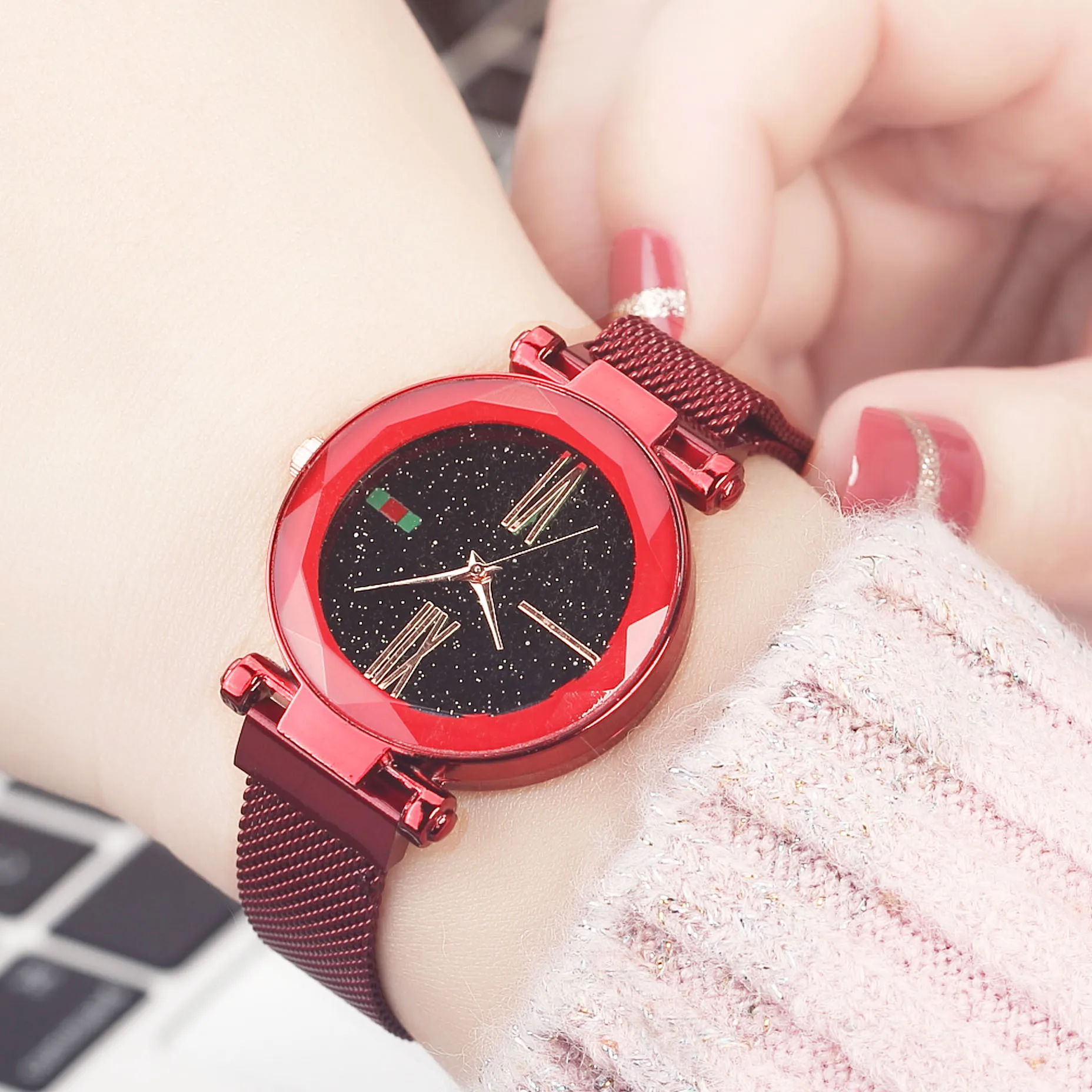 Reloj con imán Tiktok para mujer, accesorio de pulsera con diseño de estrellas y estrellas en línea, ideal para gente perezosa, de fábrica de Milán, gran oferta