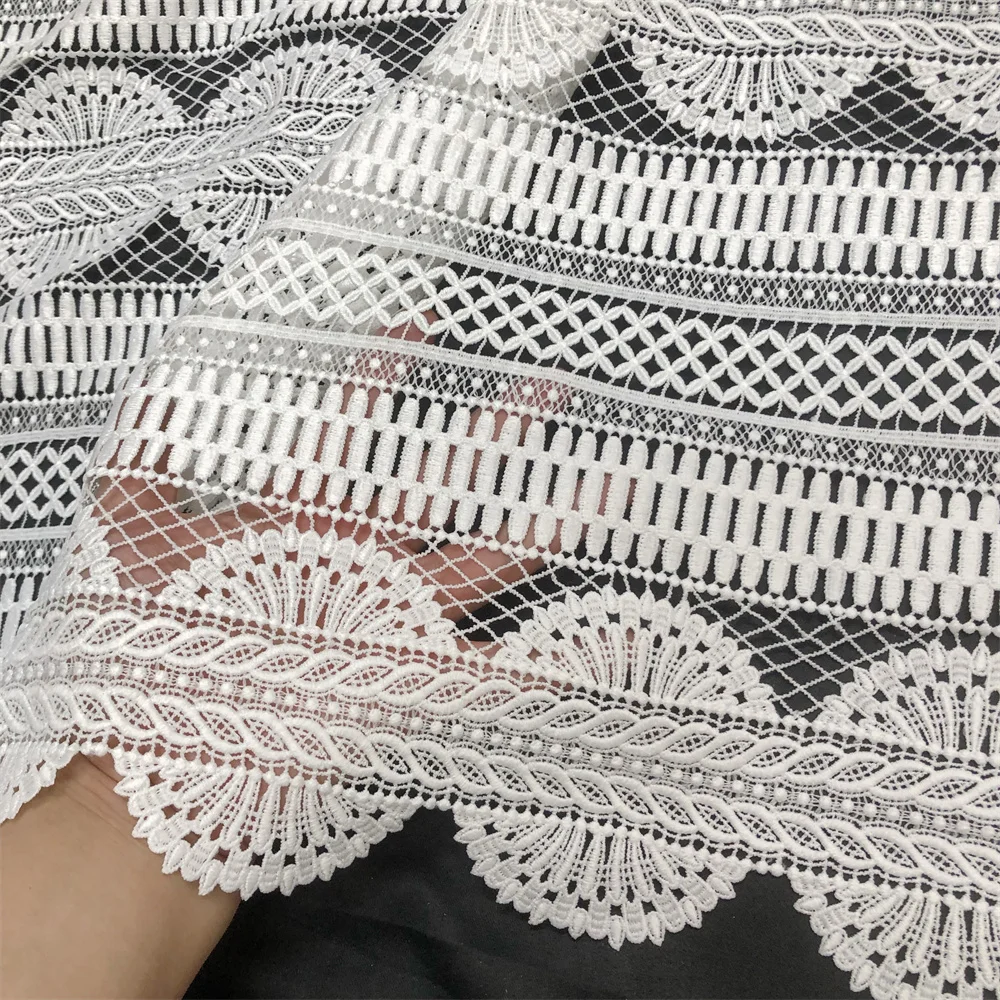 Nigerianischer Stoff Luxuriöse Hochwertige Spitze Wasserlösliche Bestickte Modische Weiche Weiße Spitzenstoffe 5 Yards – Detail 9