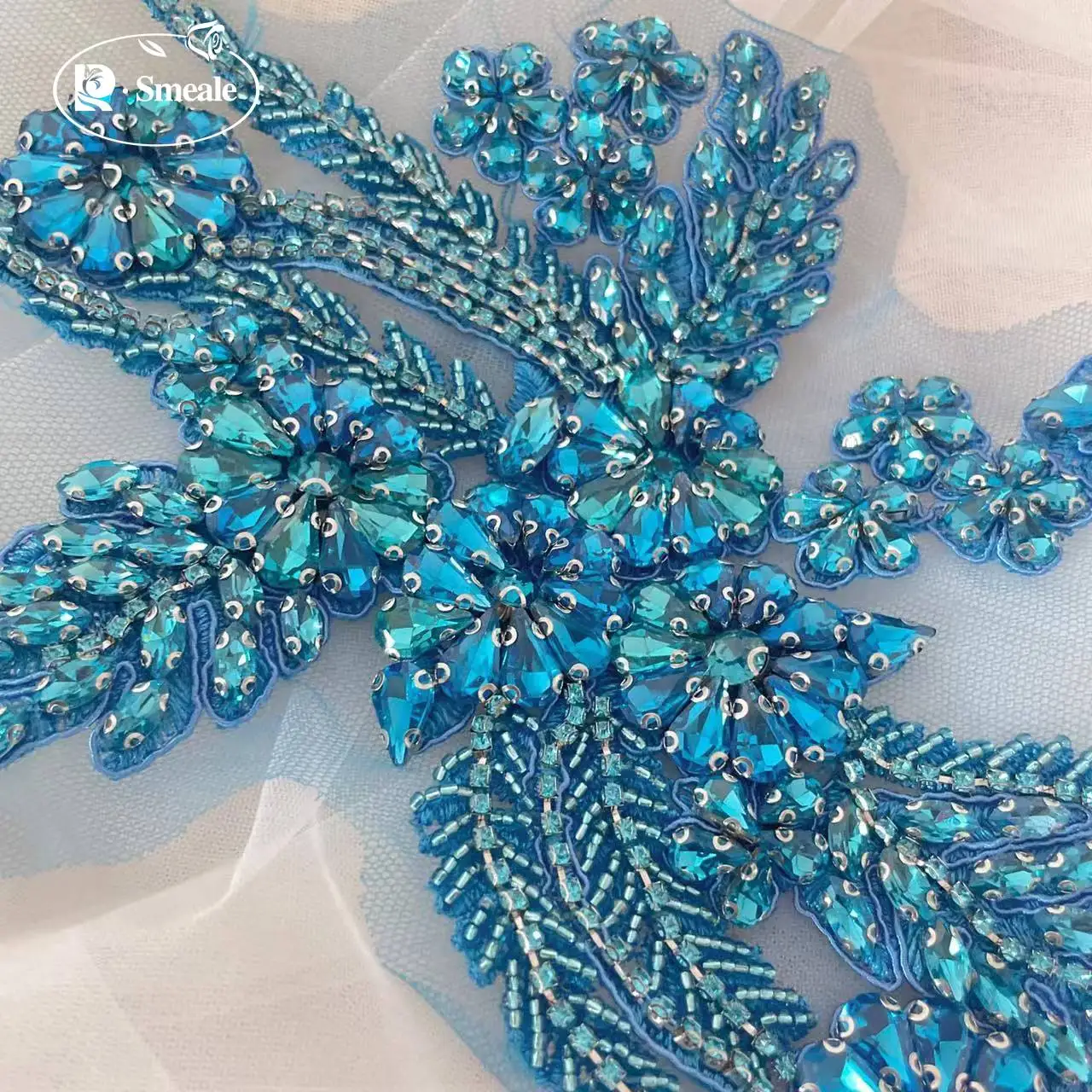 4-farbige handgenähte Glas-Strassblumen, funkelnde Strass-Applikationen für Mäntel, Taillenbänder, Schultern, Hochzeitskleider, DIY-Applikation. 1 Paar. – Detail 9