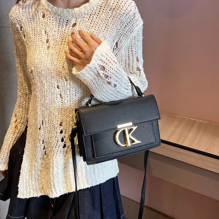 

Элегантная сумка с цепочкой, с ручкой для переноски и плечевым ремнем, квадратный дизайн в винтажном стиле, текстурированная конструкция панелей, новинка 2026 года