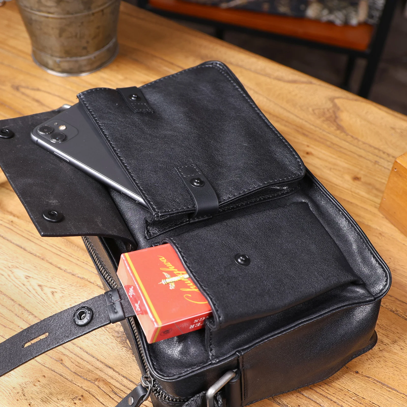 Oberschicht aus pflanzlich gegerbtem Echtleder, Herren-Umhängetasche, Crossbody-Tasche, lässiger, modischer, minimalistischer Stil – Detail 15