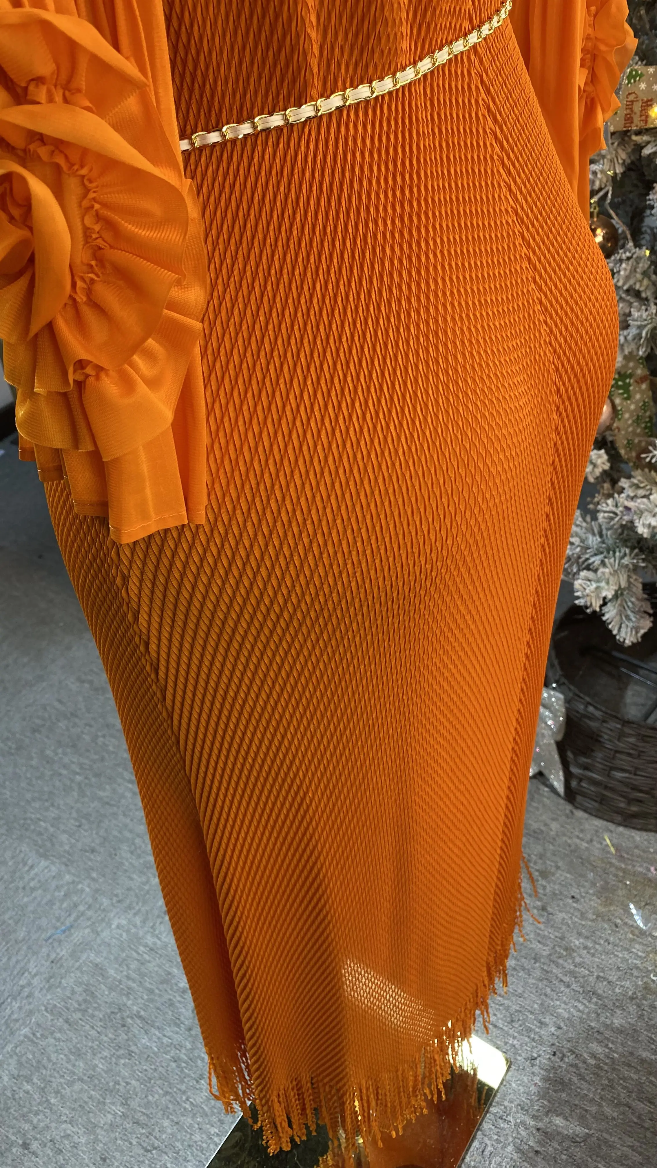 بدلة تشونغشان أنيقة ذات ثنيات بلون سادة ورقبة على شكل حرف V مع شرابات ماكسي مقاس كبير ملابس نسائية صيفية-GZXX369