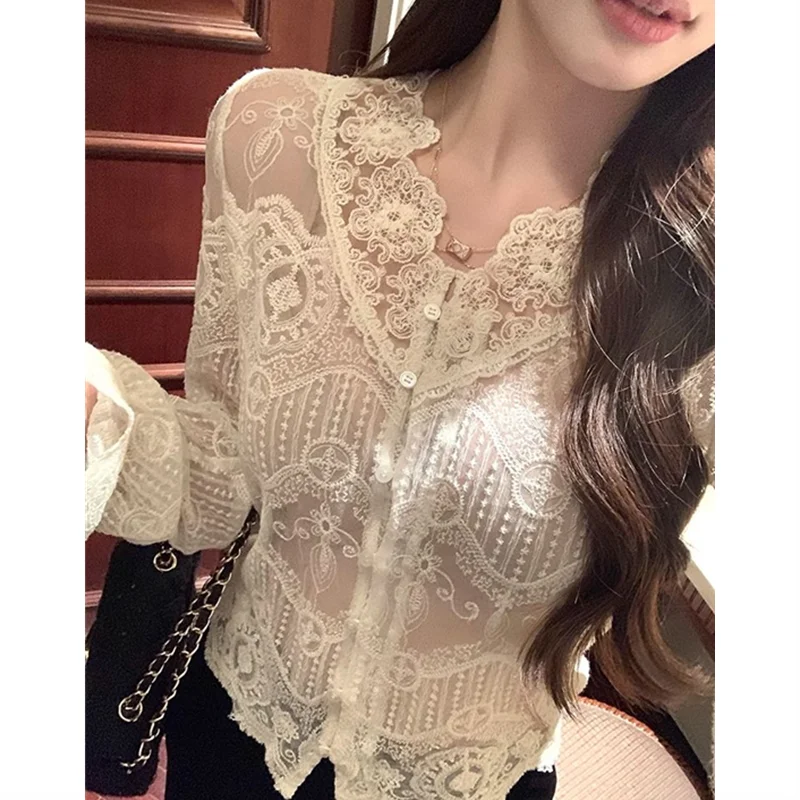 

Элегантная женская блузка из кружева, белая, с V-образным вырезом, на пуговицах, с вышивкой, расклешенными рукавами, тонкая, прозрачная, в корейском стиле, стильная, вязаная крючком