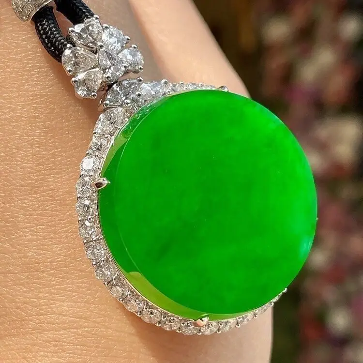 

Natural 18 jadeite inlaid round brand high-end no matter brand green goods emperor peace round pendant necklace Myanmar