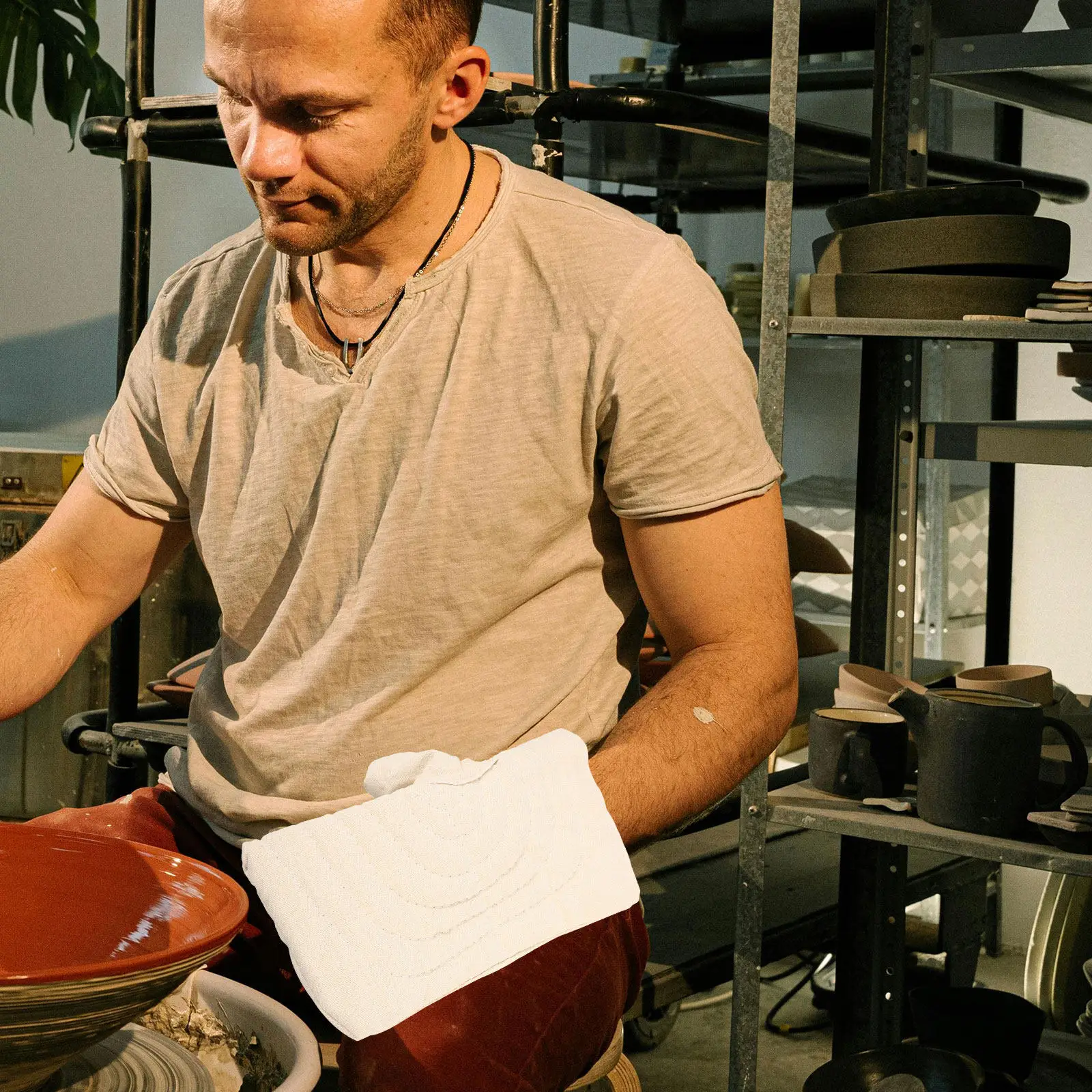 

1 пара термостойких перчаток для работы с печью, устойчивых к высоким температурам, для работы с глиной и керамикой, гибкие и эластичные.