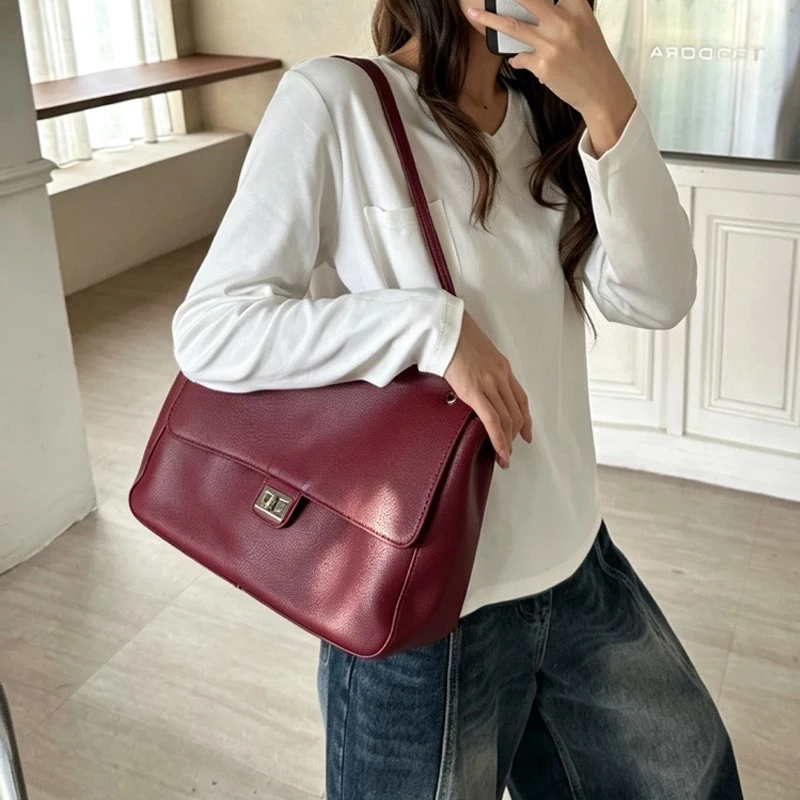 Designer-Umhängetaschen mit Klappe und Verschluss für Damen, luxuriöse, weiche PU-Leder-Crossbody-Tasche, klassische Vintage-Damen-Messenger-Tasche 2026 – Detail 7