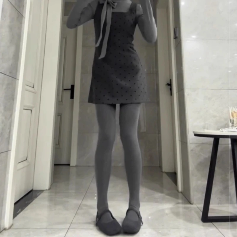 T-shirt grigia a maniche lunghe con collo semi-alto Abito sottoveste a pois a strati da donna Abito con base sottile Gonna corta