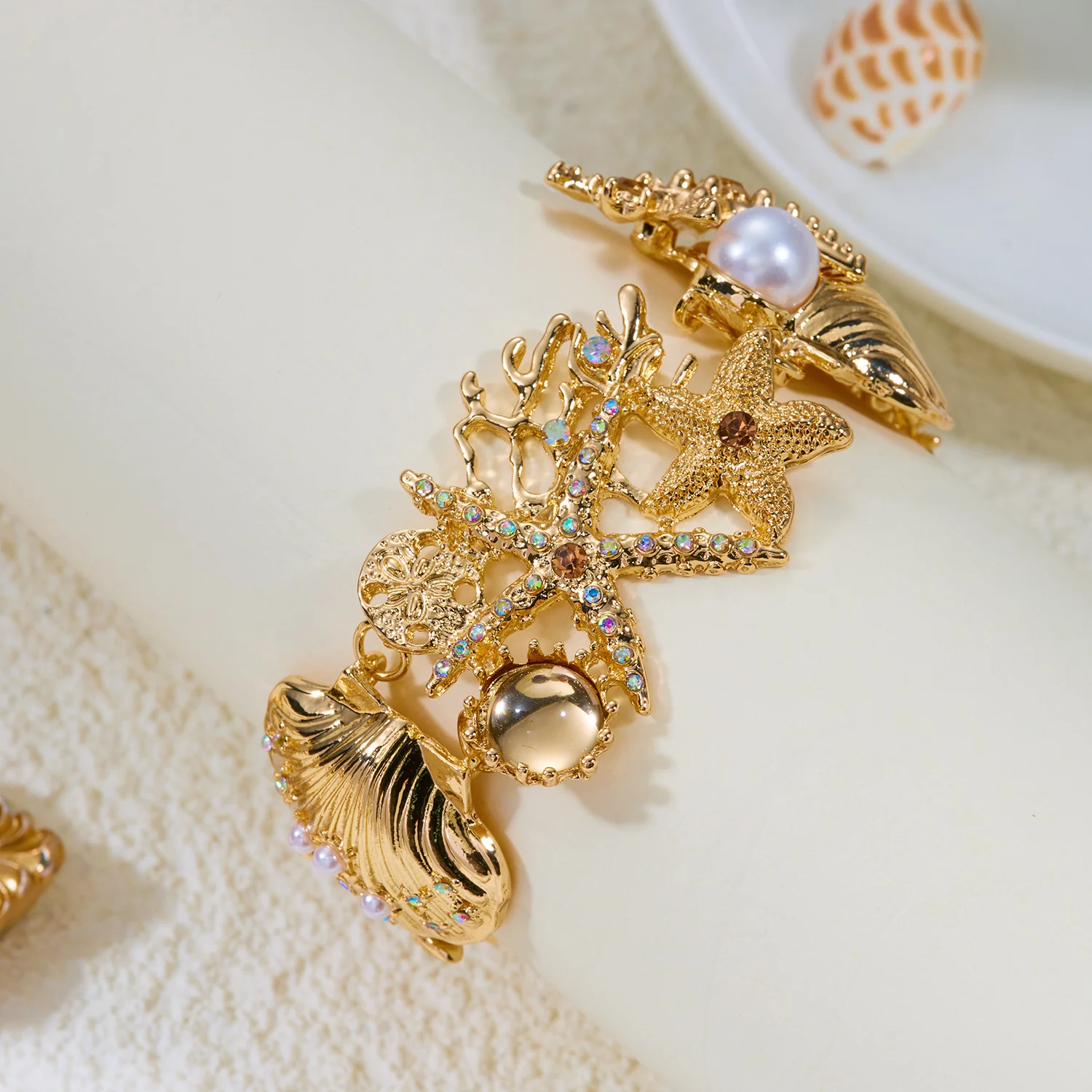 Vintage Schmuckset für Damen im Ozean-Stil: Extravagante Metall-Emaille Seestern-Muschel-Korallen-Perlenkette und Armband – Detail 7