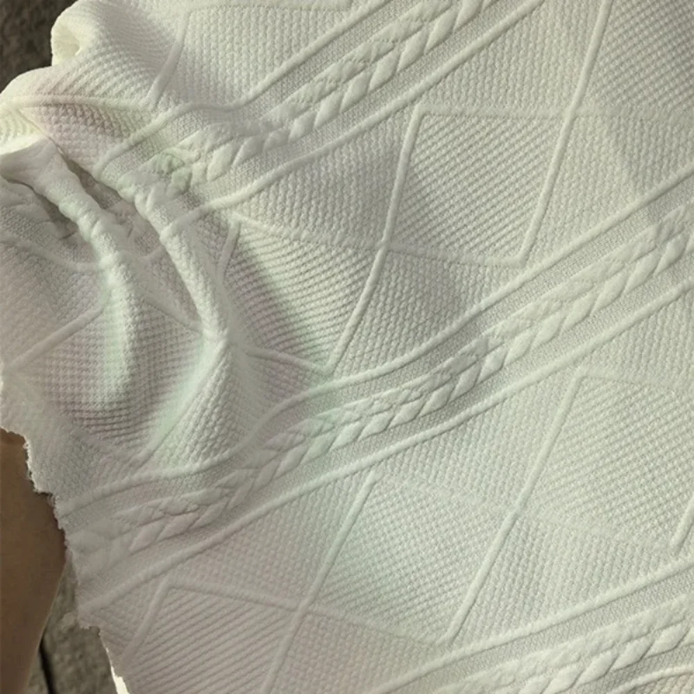 

Белая ткань с тиснением для рукоделия: подушек, чехлов для диванов, дизайнерской одежды, шитья своими руками. Ткани на метры.