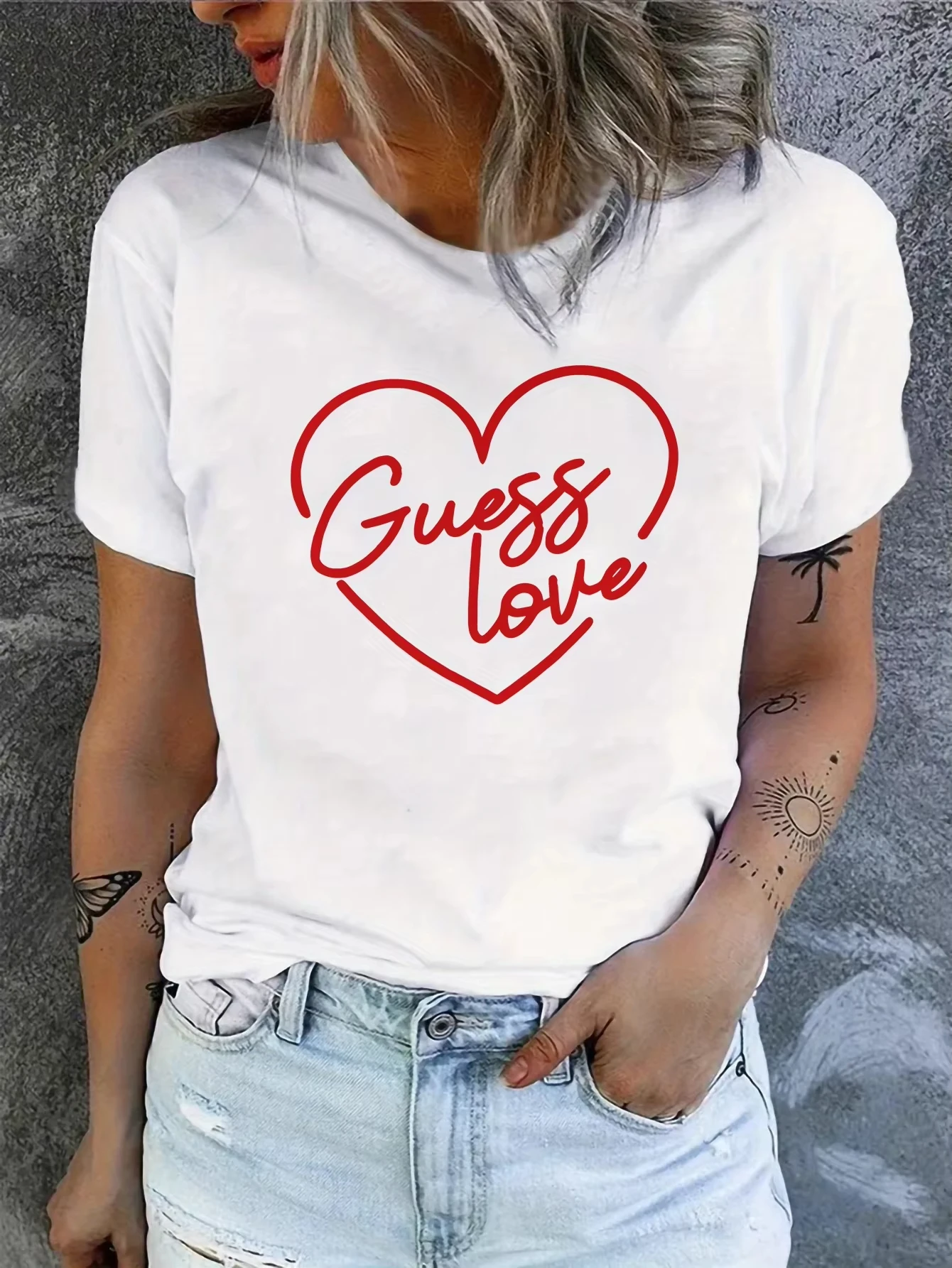 Camiseta Elegante Casual para Mujer Talla Grande, Manga Corta - Cuello Redondo con Estampado de Corazón Rojo "Guess Love"