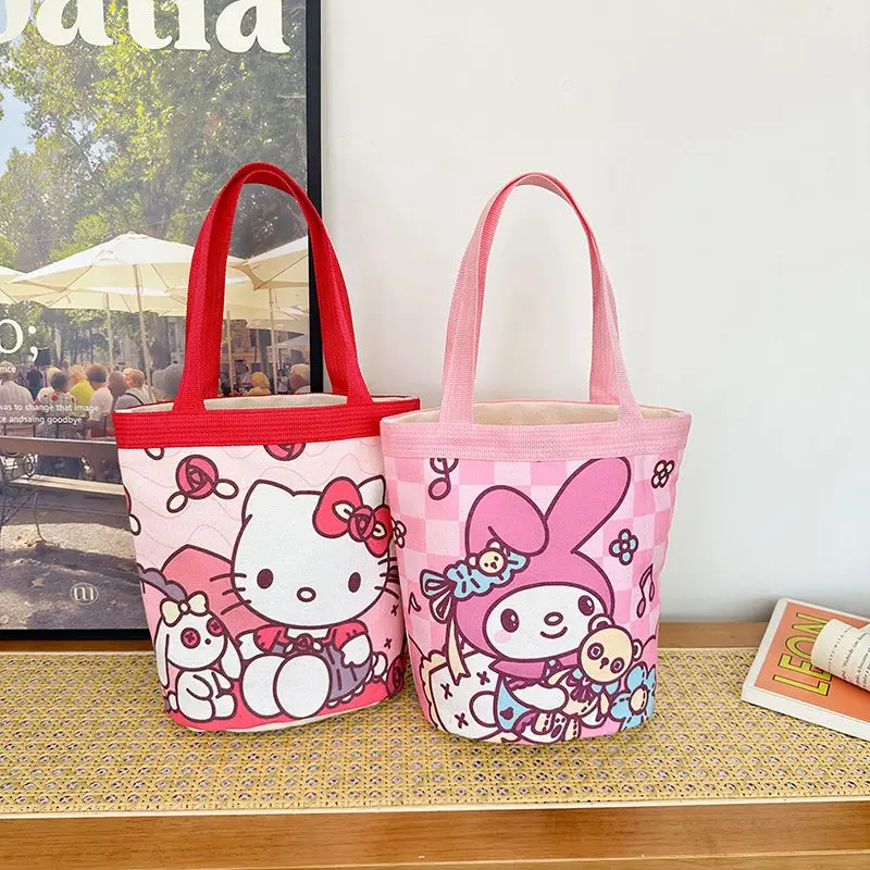 

Sanrio Bucket Bag Hello Kitty Kawaii Новая сумка Холст Сумка Kuromi Милая иллюстрация с принтом Mommy Bag Bento Bag Рабочая маленькая сумка