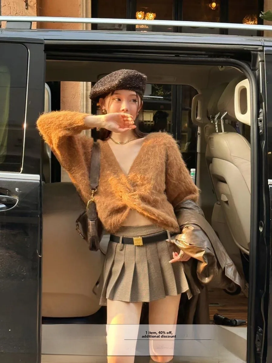 

KAS Caramel Chiato Мягкий вязаный свитер Plu V-Ne с перекрестной грудью, свободный крой, женский премиум-класса, осень 2023, осень