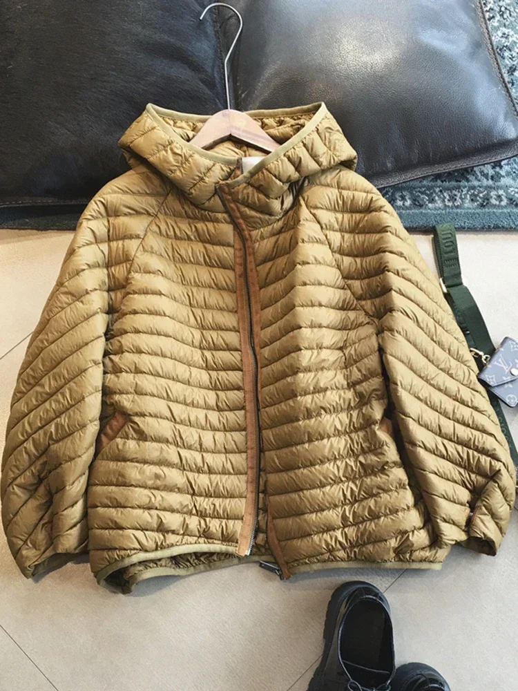 2025 الشتاء الإناث ريشة سترة مقنعين أسفل سترة قصيرة سترة منفوخة المرأة خفيفة للغاية 90% الأبيض بطة أسفل معطف فضفاض المرأة