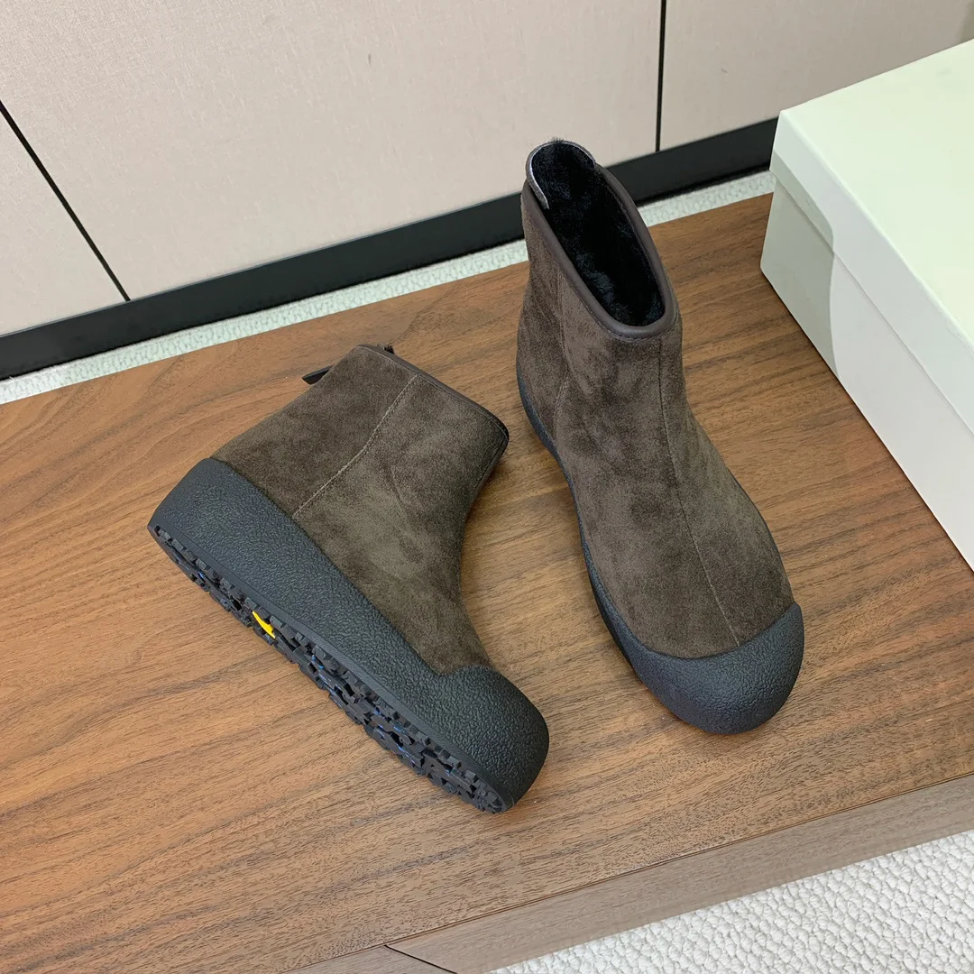 

The latest fashion couple's short boots for 2025 have high aesthetic value, featuring a cowhide upper and integrated sheepskin