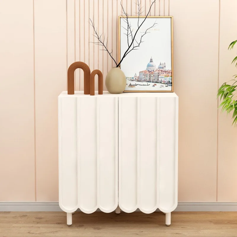 خزانة أحذية على الطراز الكريمي، باب المنزل على الحائط، خزانة مدخل ضيوف المشاهير على الإنترنت، جانب ضيق كبير