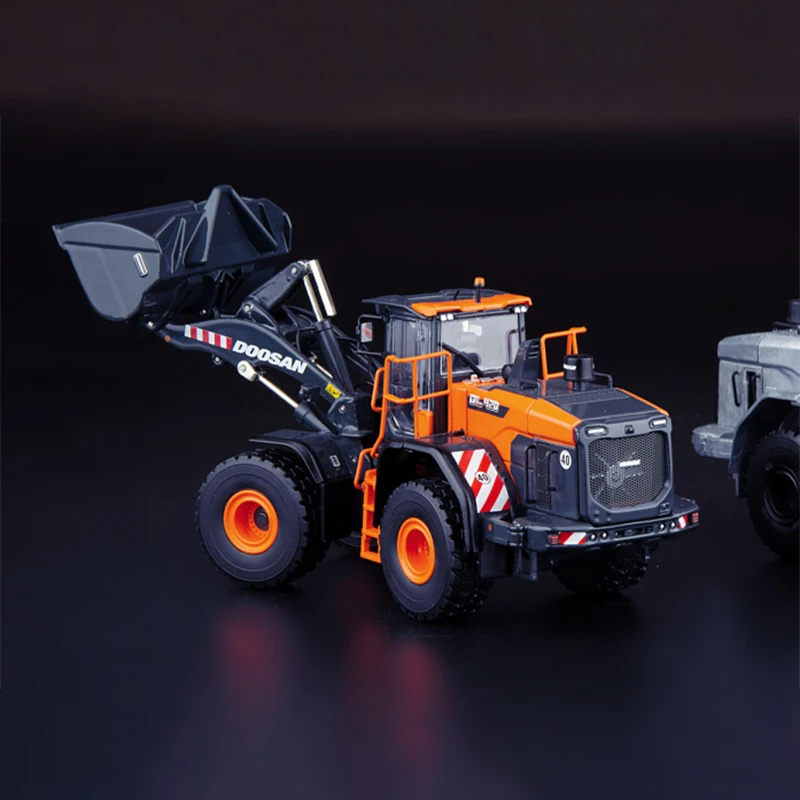 1:50 Scale Doosan DL420 Loader Model 99-10101 Simulation Alloy Model Static Display Collectible Gift Souvenir Decoration Toy