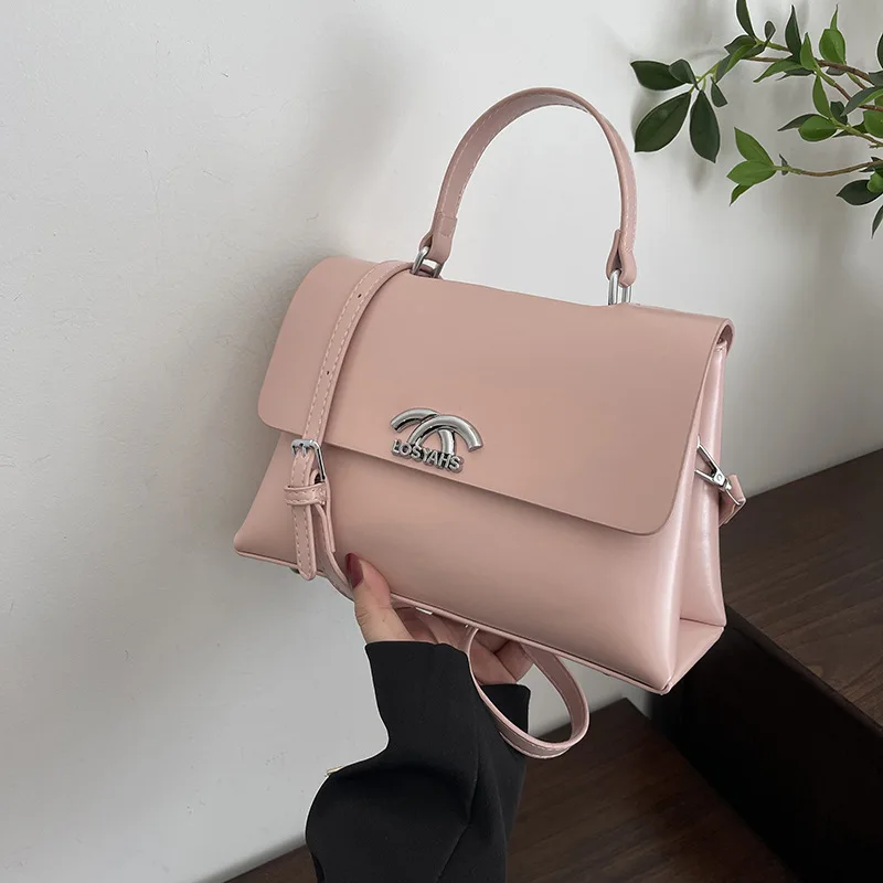 

Стеганая сумка через плечо с вышивкой сверху и ручкой 2025 года. Дизайнерская шикарная минималистичная сумка.