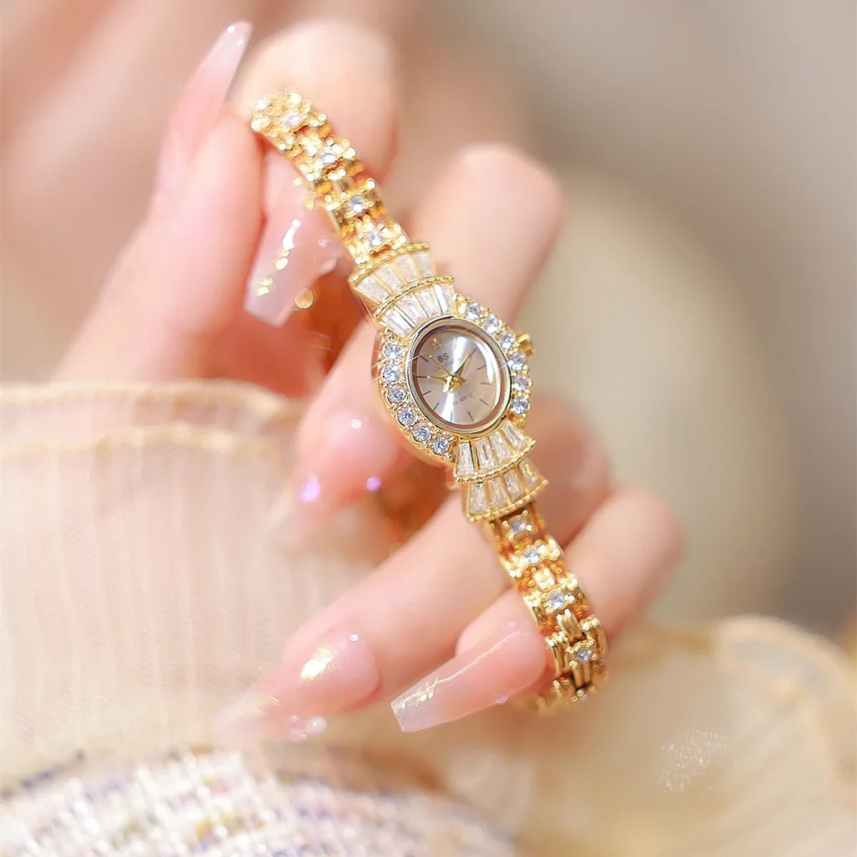 Vintage Small Gold Watch with Oval Lace Dial, Elegant Rhinestone Chain, Waterproof Quartz Watch for Women, Relogios Feminino