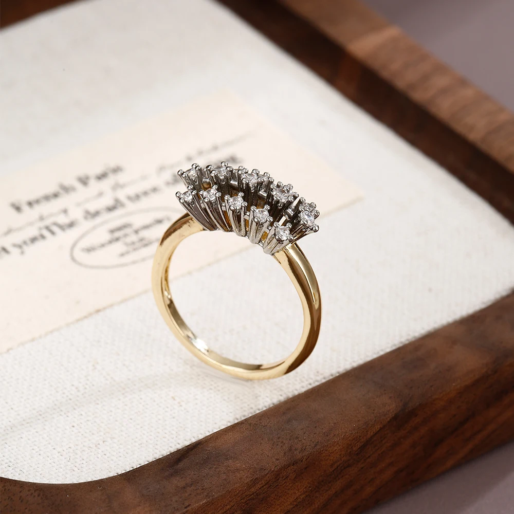 Fächerförmige radiale Reihen von Diamantohrringen und -ringen, retro zweifarbiger Modeschmuck, vielseitig für Partys und Bankette. – Detail 7