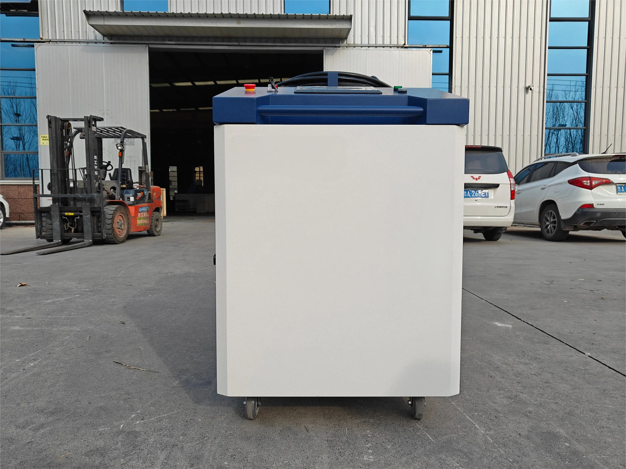 โรงงานราคา 6000w 3kw มือถือเครื่องเชื่อมเลเซอร์หัวไฟเบอร์เลเซอร์ Wobble เชื่อมปืนลวด Feeder