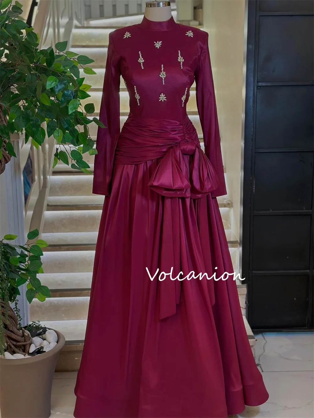 تخصيص البريق Charmeuse الطية البراقة ألف خط الياقة العالية فساتين طويلة مخصصة مناسبة أحجام الحفلات المتاحة