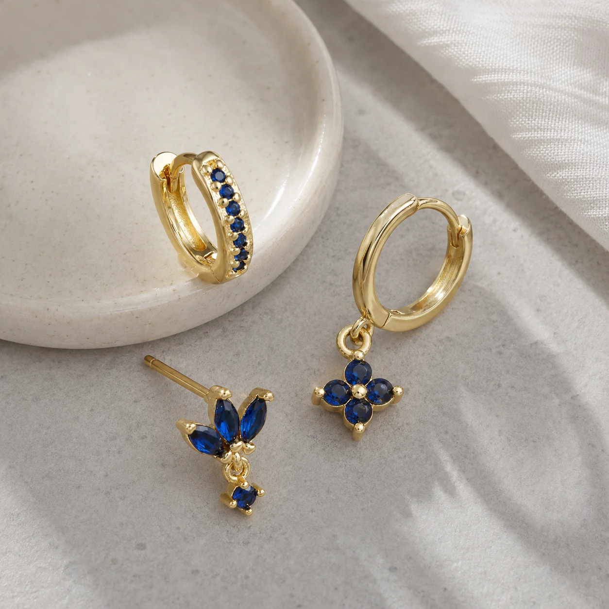 Mit Geschenkbox 3-teiliges Funkelndes Zirkonia-Ohrring-Set für Damen 2 Farben Blumen-Ohrstecker und Huggie-Creolen Unpassender Schmuck Geschenk – Detail 5