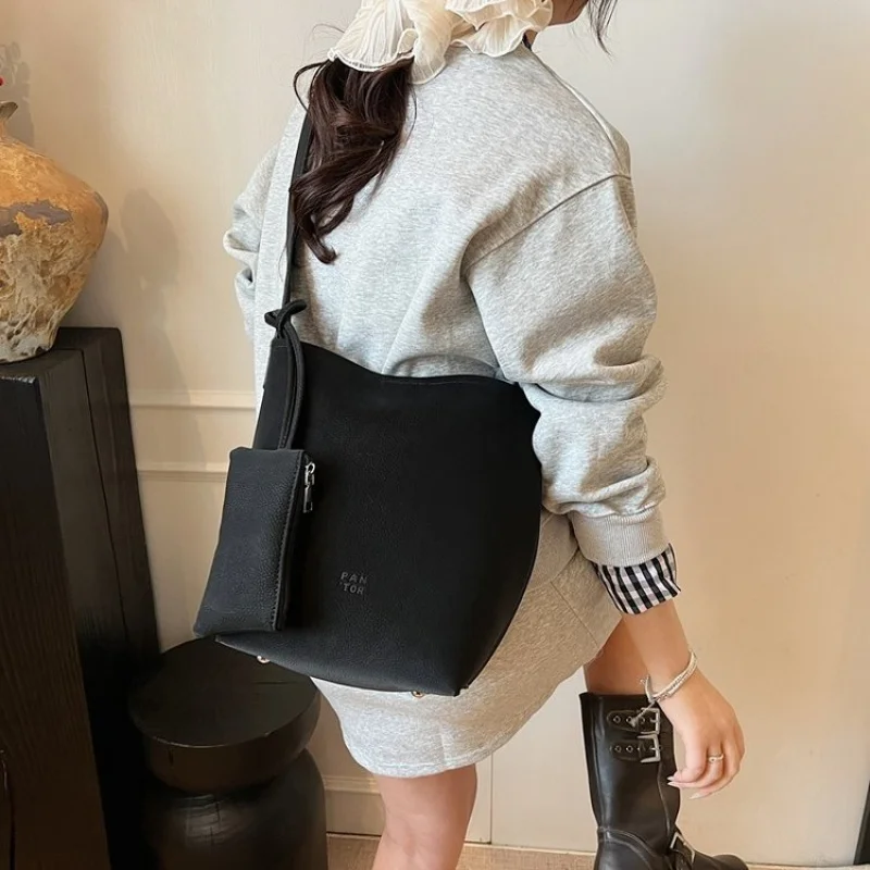 

Trendy And Simple Women Crossbody Bag In Soft Leather For Casual Everyday Use And Errands