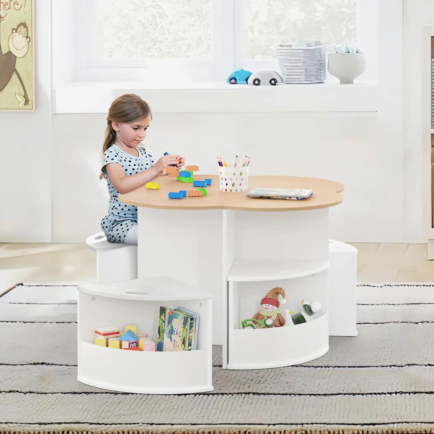 Conjunto de mesa e cadeira para crianças com 4 bancos de armazenamento, mesa de design em forma de flor com suporte para caneta embutido, mesa infantil para A