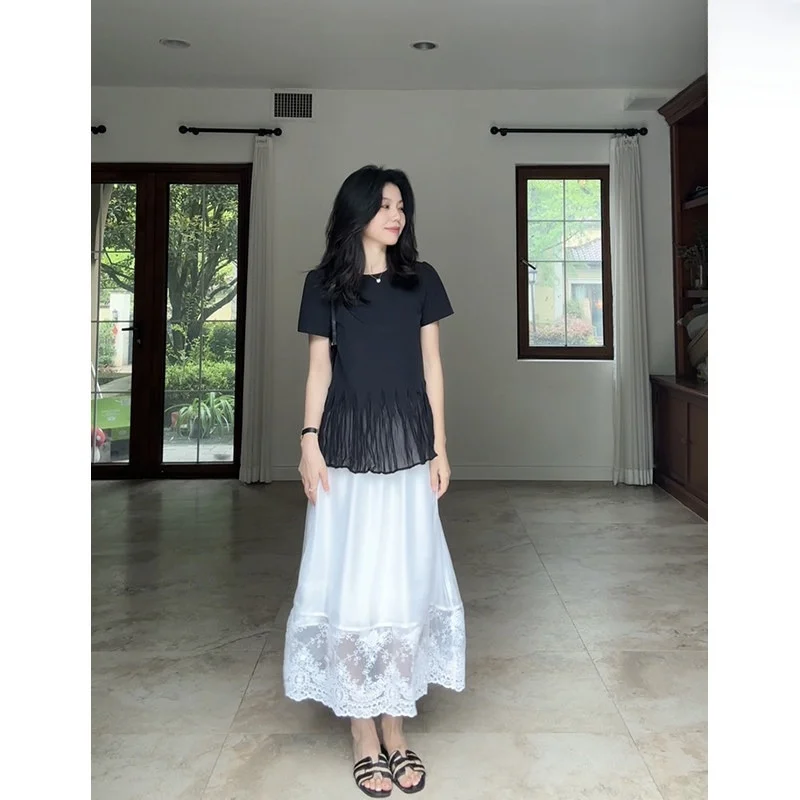 

Летний комплект из двух предметов: плиссированная укороченная блузка с эффектом похудения и пэчворком, а также шорты из полиэстера.